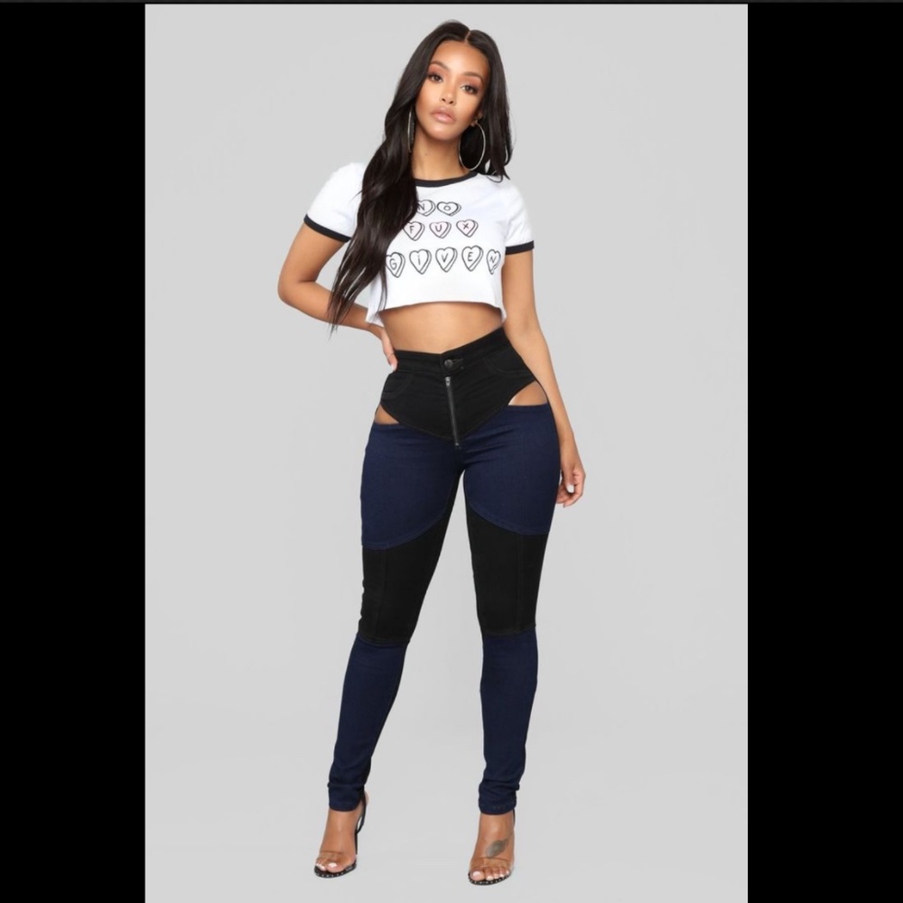 These jeans don’t walk.. they enter scenes – Size 3 FashionNova